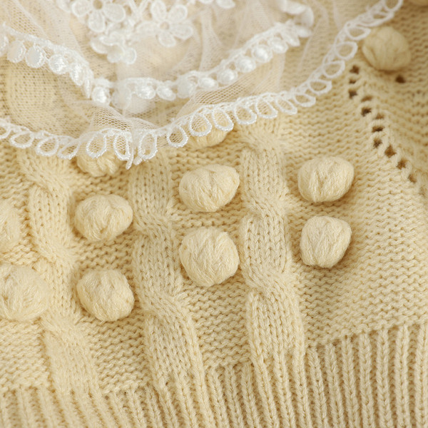 Дамски пуловер с шпиц деколте и дантела в няколко цвята