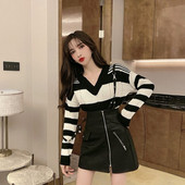 Pulover de damă în dungi cu decolteu spitz în alb-negru