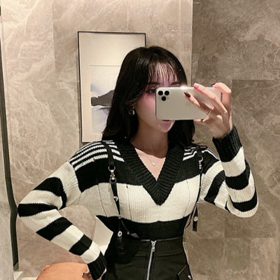 Pulover de damă în dungi cu decolteu spitz în alb-negru