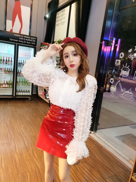 Дамска риза с ресни и овално деколте в бял цвят