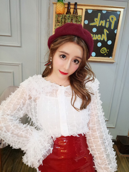 Дамска риза с ресни и овално деколте в бял цвят