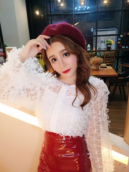 Дамска риза с ресни и овално деколте в бял цвят