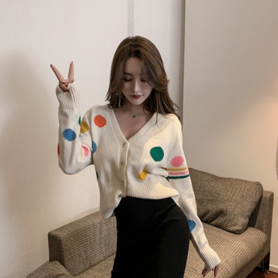 Дамска жилетка с шпиц деколте в бял цвят с шарен десен