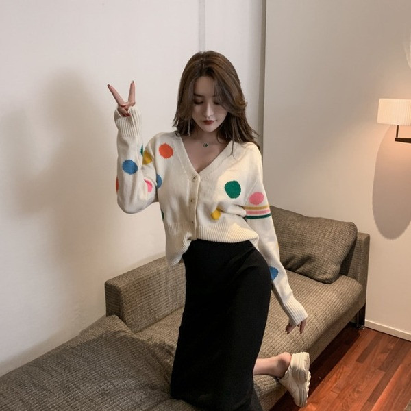 Дамска жилетка с шпиц деколте в бял цвят с шарен десен