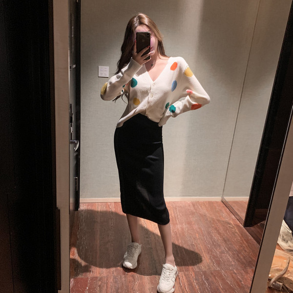 Дамска жилетка с шпиц деколте в бял цвят с шарен десен