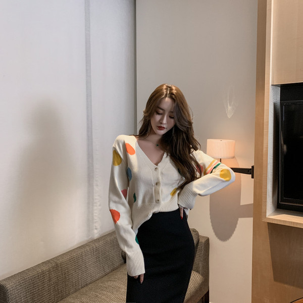 Дамска жилетка с шпиц деколте в бял цвят с шарен десен