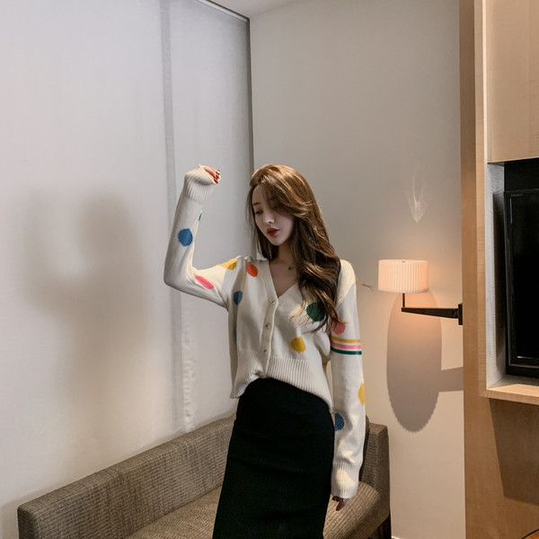 Дамска жилетка с шпиц деколте в бял цвят с шарен десен