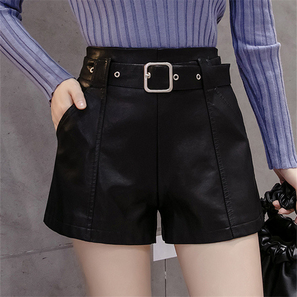 Нов модел дамски къси панталони от еко кожа с колан в черен цвят