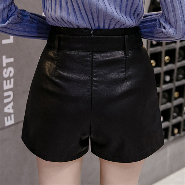 Нов модел дамски къси панталони от еко кожа с колан в черен цвят