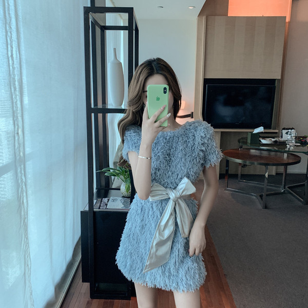 Къса рокля с ресни и панделка на талията в син и черен цвят