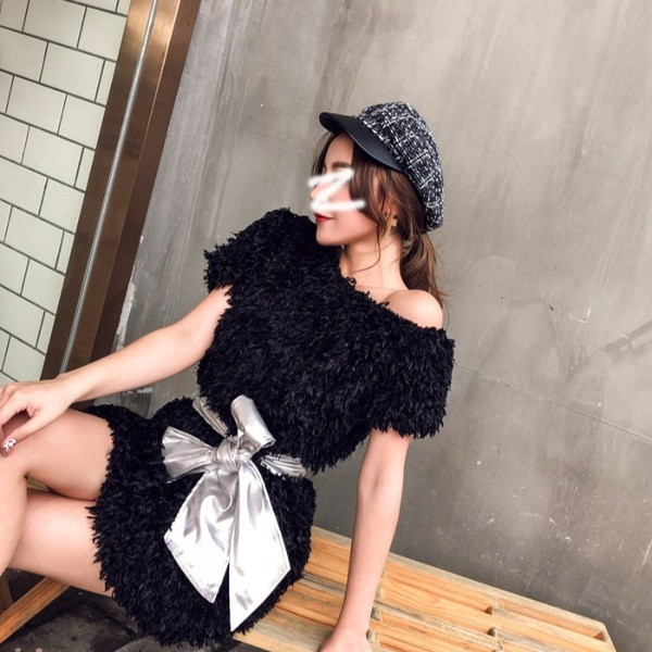 Къса рокля с ресни и панделка на талията в син и черен цвят