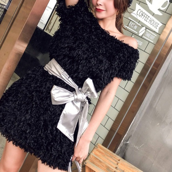 Къса рокля с ресни и панделка на талията в син и черен цвят