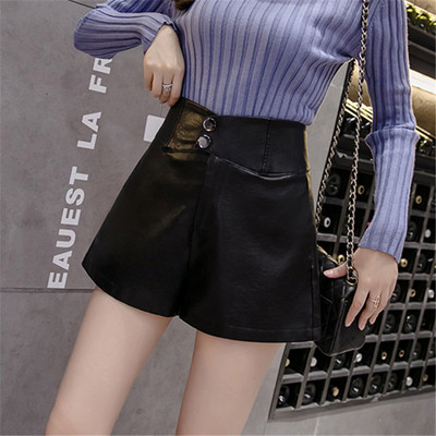 Pantaloni scurti de dama din piele ecologica de culoare neagra - model lat