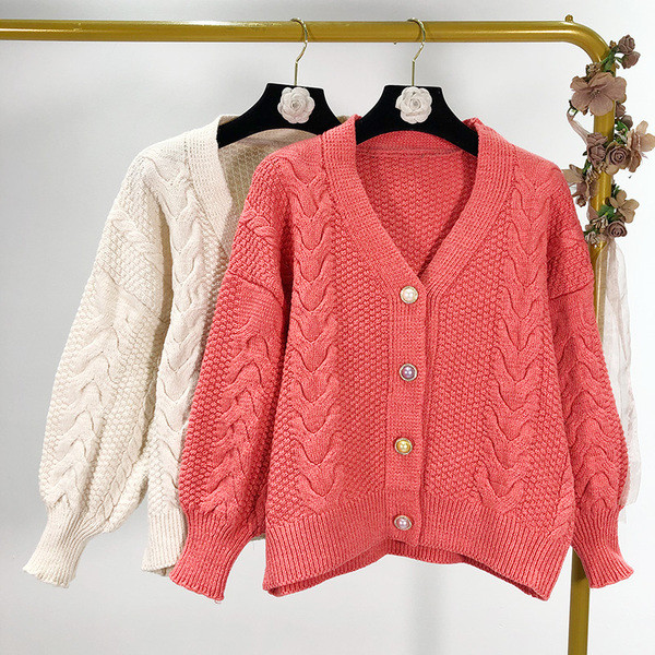 Къса дамска жилетка в бял и розов цвят с копчета