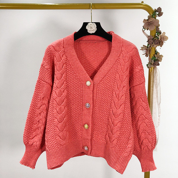 Къса дамска жилетка в бял и розов цвят с копчета