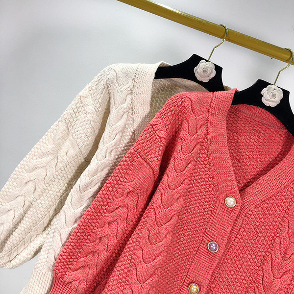 Къса дамска жилетка в бял и розов цвят с копчета