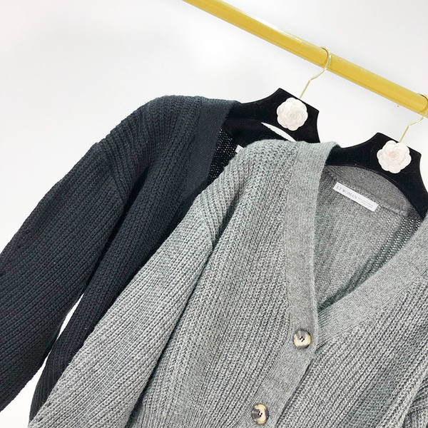 Къса ежедневна жилетка с копчета в сив и черен цвят