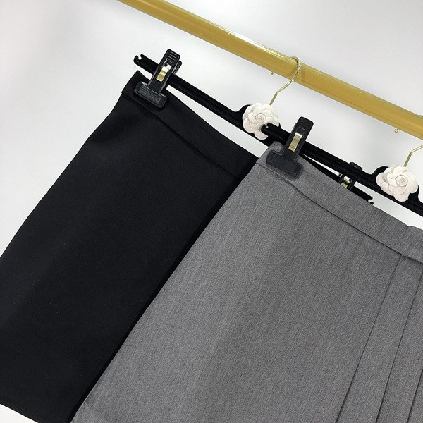 Къса плисирана пола с висока талия в сив и черен цвят