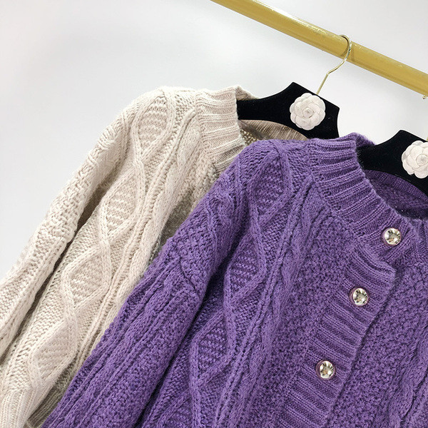 Къса дамска ежедневна жилетка с копчета в бежов и лилав цвят