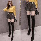 Кариран дамски къс панталон с копчета в бял и черен цвят