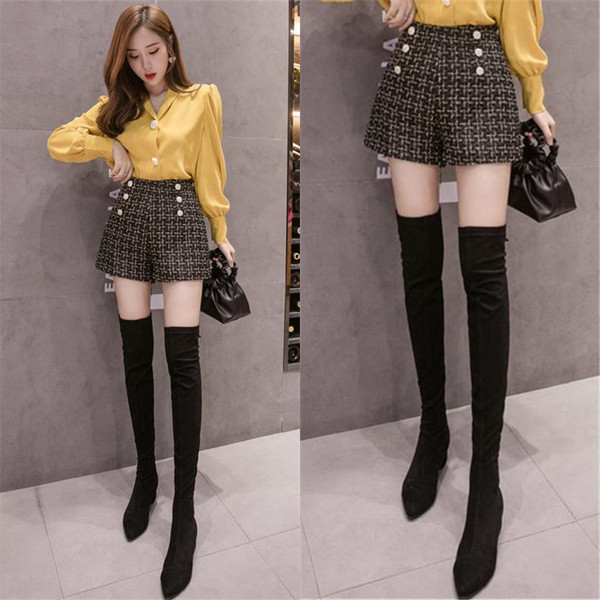 Кариран дамски къс панталон с копчета в бял и черен цвят