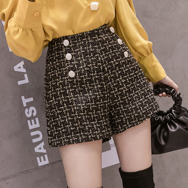 Кариран дамски къс панталон с копчета в бял и черен цвят