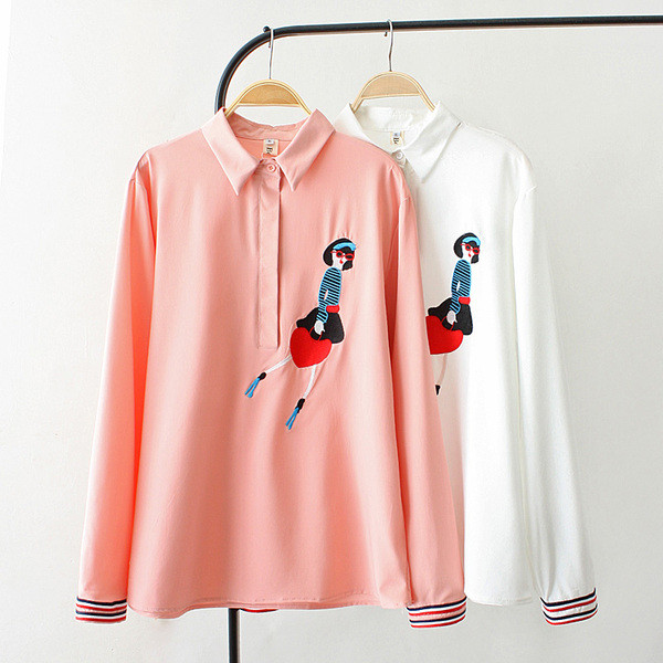 Модерна дамска риза с бродерия и класическа яка в розов и бял цвят 