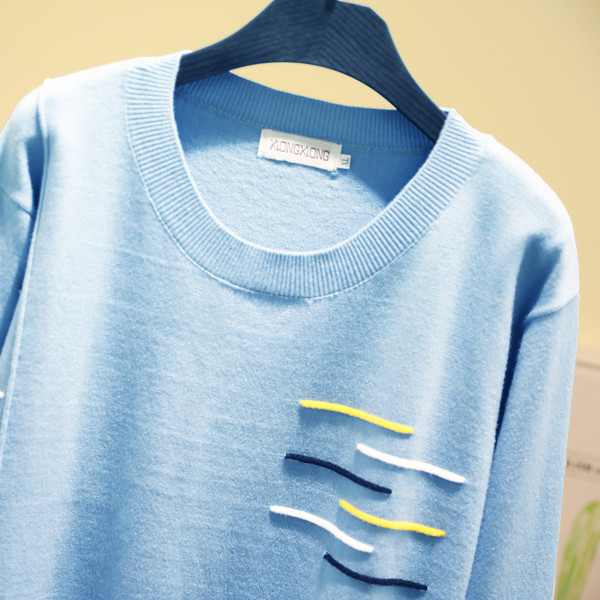 Модерен дамски пуловер с О-образно деколте в син и черен цвят 