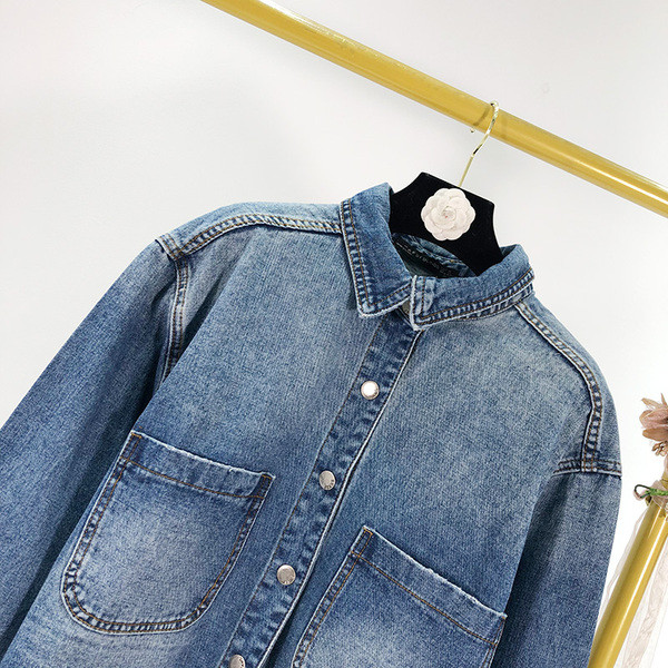 Късо пролетно-есенно дамско яке от деним в син цвят с копчета