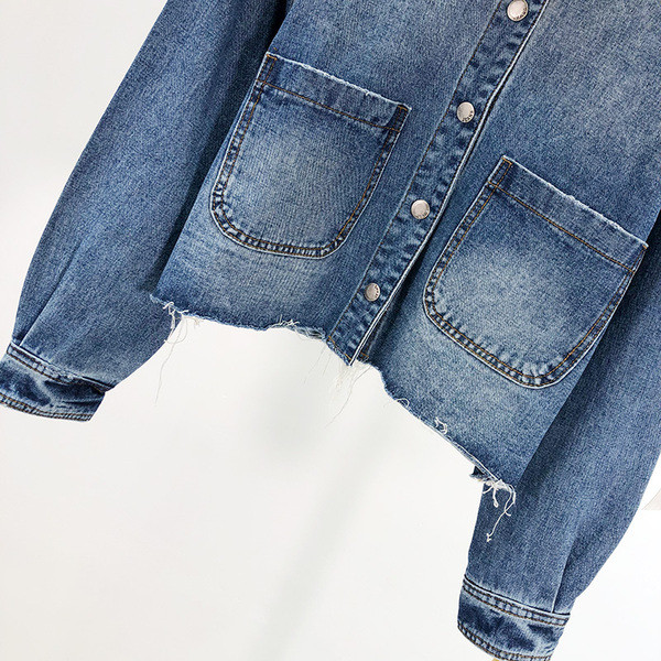 Късо пролетно-есенно дамско яке от деним в син цвят с копчета