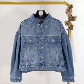 Късо яке от деним в син цвят с копчета и джобове