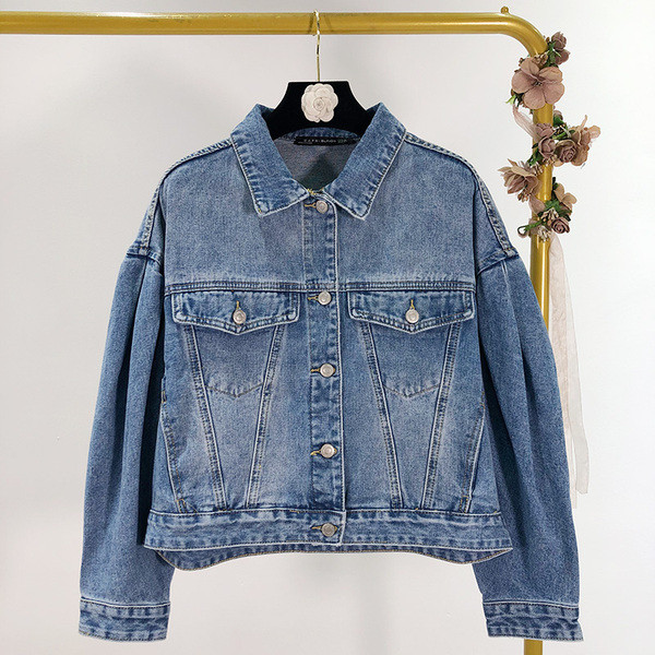 Късо яке от деним в син цвят с копчета и джобове