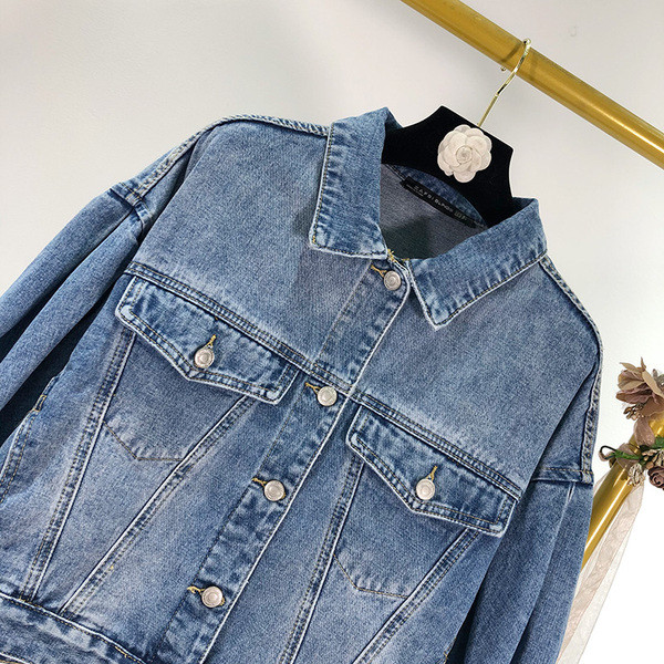 Късо яке от деним в син цвят с копчета и джобове