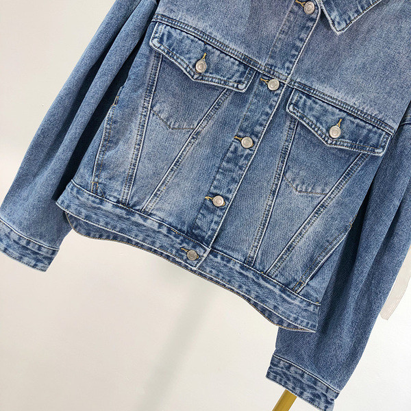 Късо яке от деним в син цвят с копчета и джобове