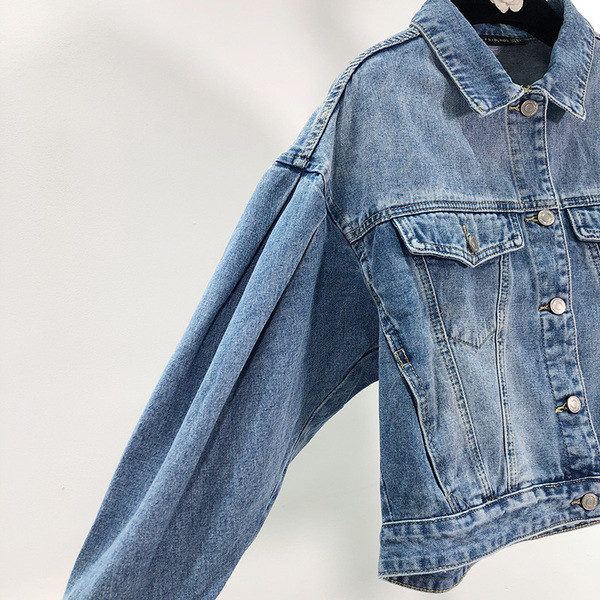 Късо яке от деним в син цвят с копчета и джобове