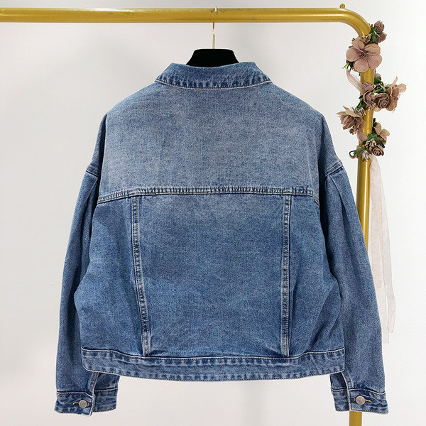 Късо яке от деним в син цвят с копчета и джобове