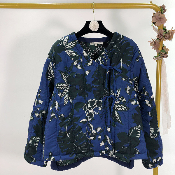 Късо пролетно-есенно дамско яке в син цвят с флорален десен