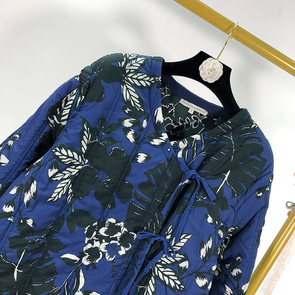 Късо пролетно-есенно дамско яке в син цвят с флорален десен