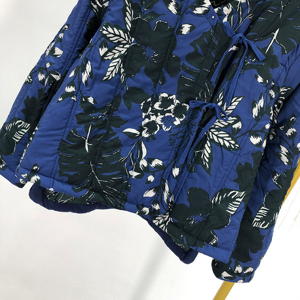 Късо пролетно-есенно дамско яке в син цвят с флорален десен