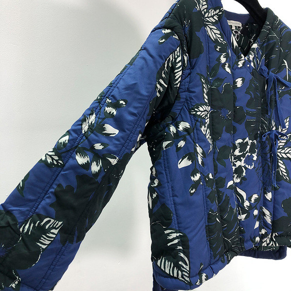 Късо пролетно-есенно дамско яке в син цвят с флорален десен