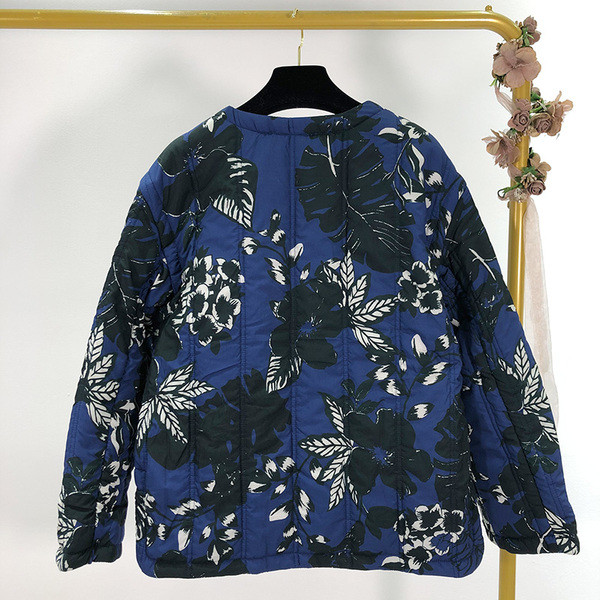 Късо пролетно-есенно дамско яке в син цвят с флорален десен