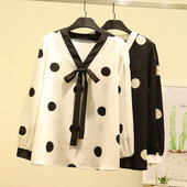 Модерна дамска риза с дълъг ръкав и дълбоко деколте в черен и бял цвят