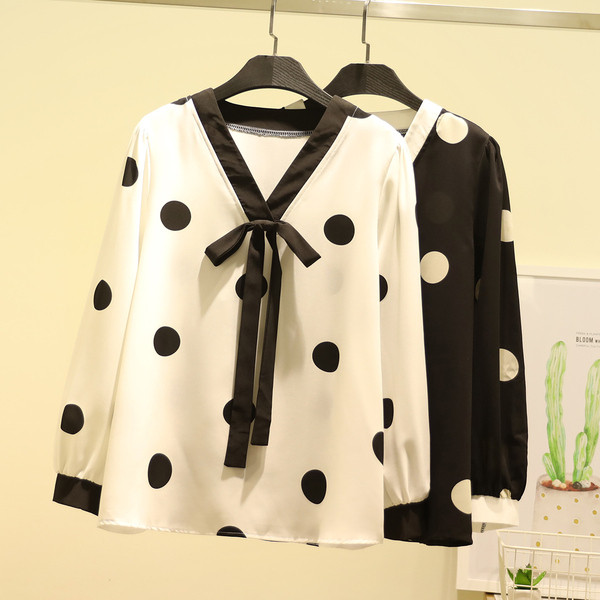 Модерна дамска риза с дълъг ръкав и дълбоко деколте в черен и бял цвят 