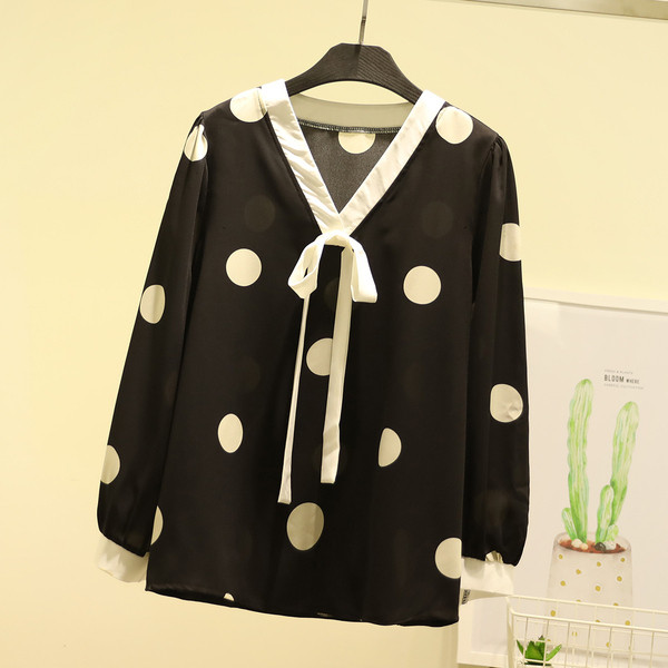 Модерна дамска риза с дълъг ръкав и дълбоко деколте в черен и бял цвят 