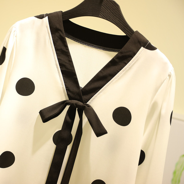 Модерна дамска риза с дълъг ръкав и дълбоко деколте в черен и бял цвят 