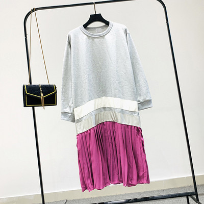 Спортна дамска рокля с О-образно деколте в черен и сив цвят