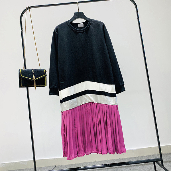 Спортна дамска рокля с О-образно деколте в черен и сив цвят