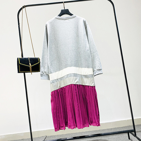 Спортна дамска рокля с О-образно деколте в черен и сив цвят