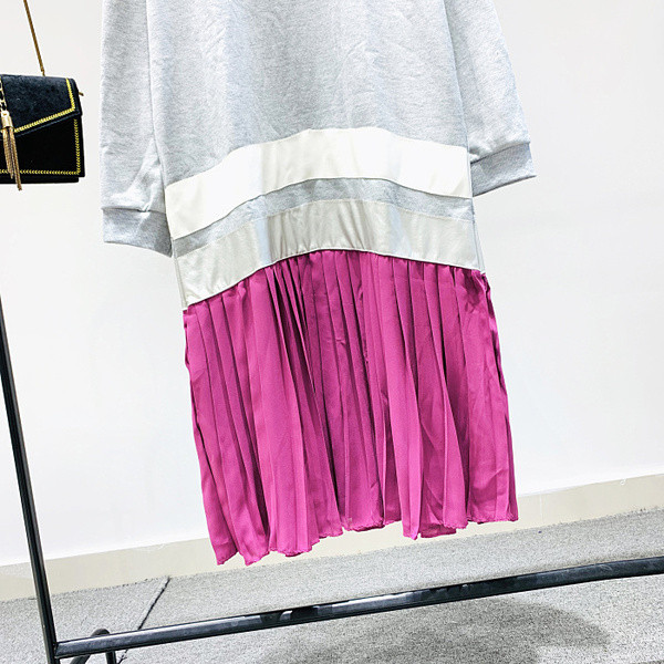 Спортна дамска рокля с О-образно деколте в черен и сив цвят