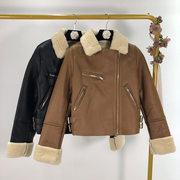 Късо есенно-зимно яке с ципове и подплата в кафяв и черен цвят